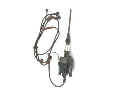 USED: 4 cylinder ditributor +cables 1110545 - 8J6 - SAEJ1171